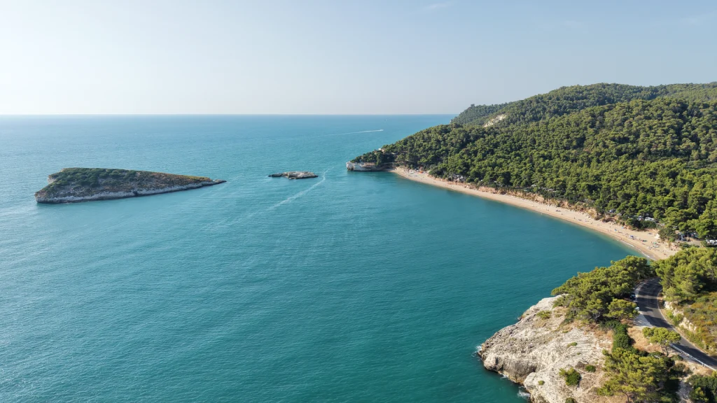 Baia di Campi una delle spiagge di Vieste, Costa Sud, con fondale di ghiaia. foto dall'alto attraverso un drone.