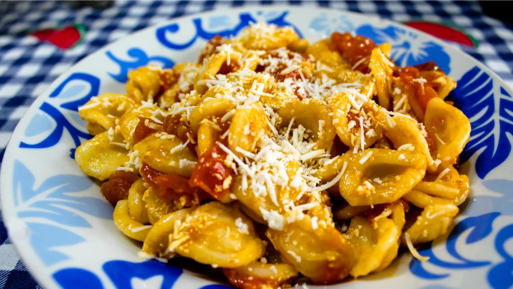 I sapori di Vieste, orecchiette al pomodoro e cacioricotta