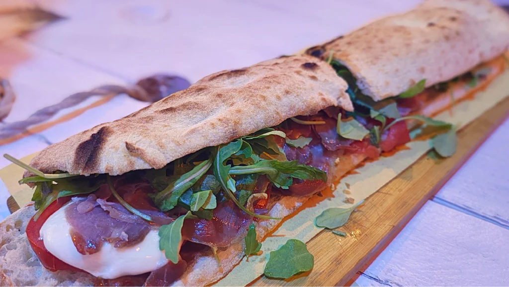 I Sapori di Vieste, la Paposcia versione classica, pomodoro, rucola, mozzarella e crudo