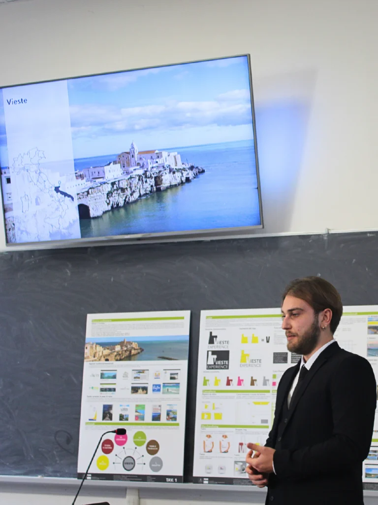 Graziano Iannoli laurea in Disegno industriale ed ambientale ad Ascoli Piceno presso l'università di Camerino, UNICAM, con progetto di tesi in: Vieste Experience, promozione e valorizzazione del territorio di Vieste.