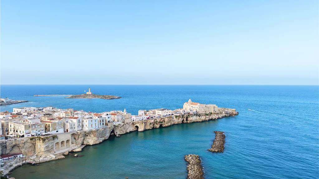 Punta san Francesco di Vieste, si vede il blu del mare di Vieste, il paese vecchio, Vieste Vecchia, la punta di san Francesco e l'isolotto del faro del Faro.