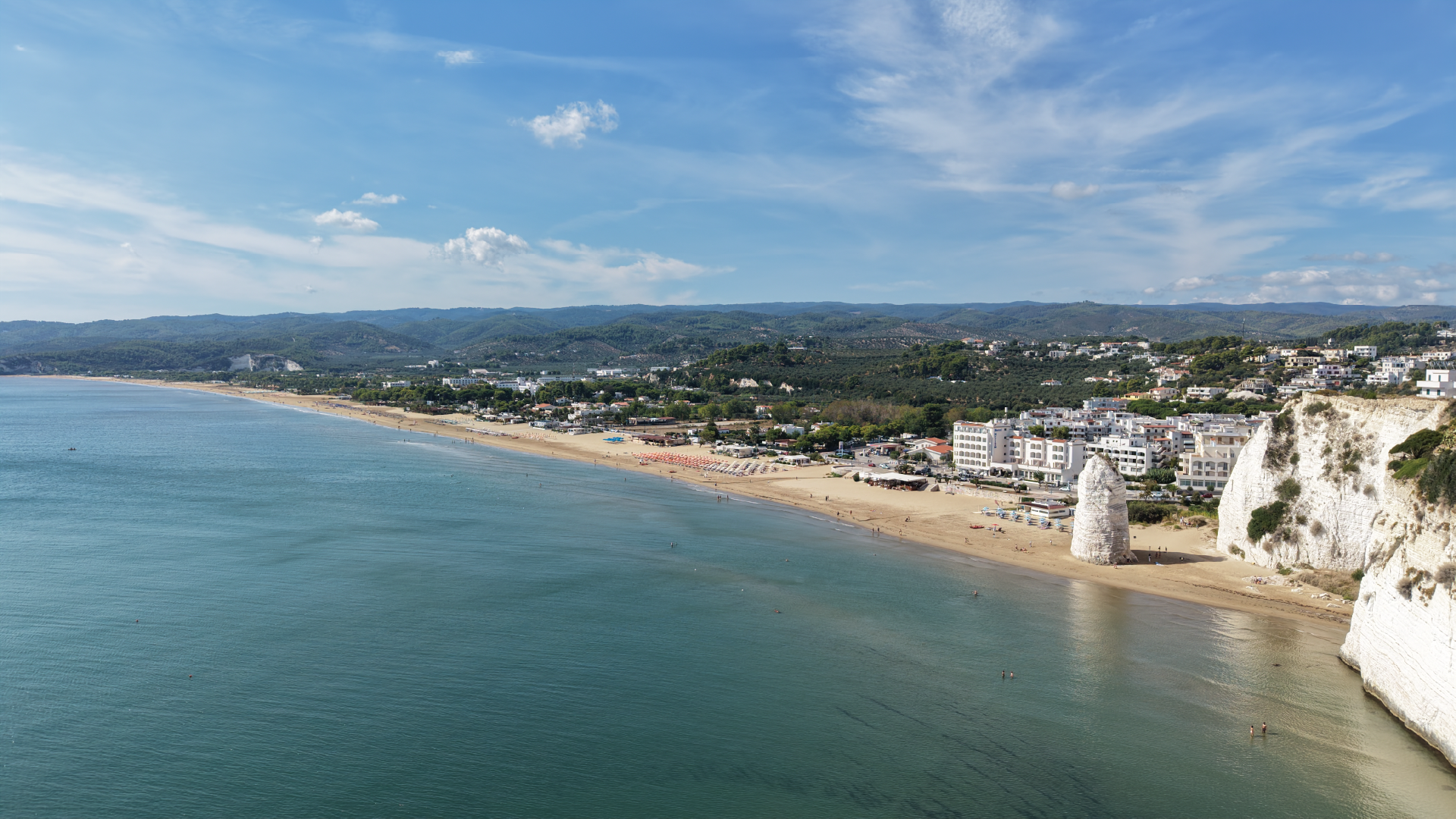 Una delle spiagge di Vieste la Spiaggia della Scialara e il Pizzomunno di Vieste