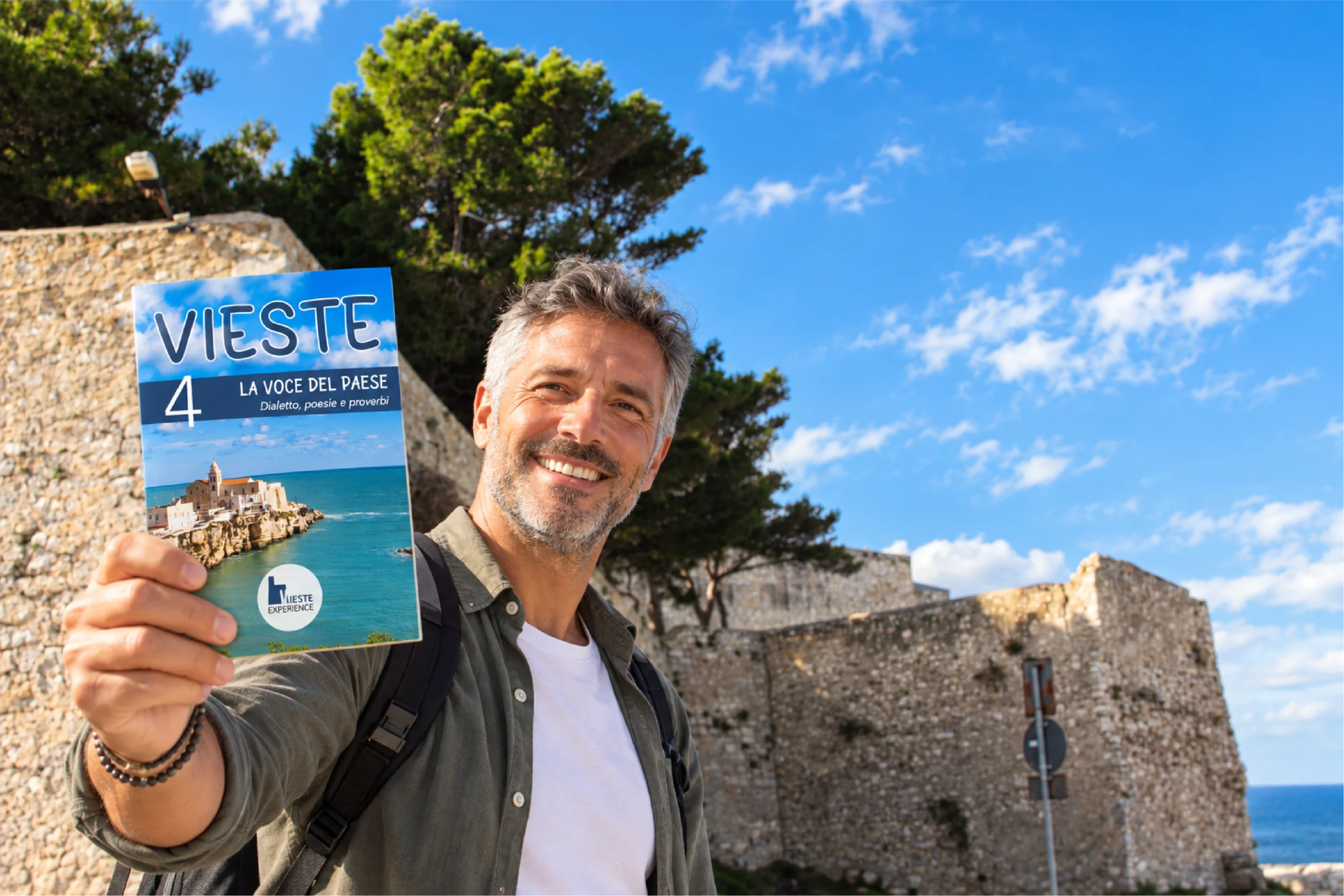 Signore che ha in mano la guida n.4 di Vieste Experience: la voce del paese di vieste