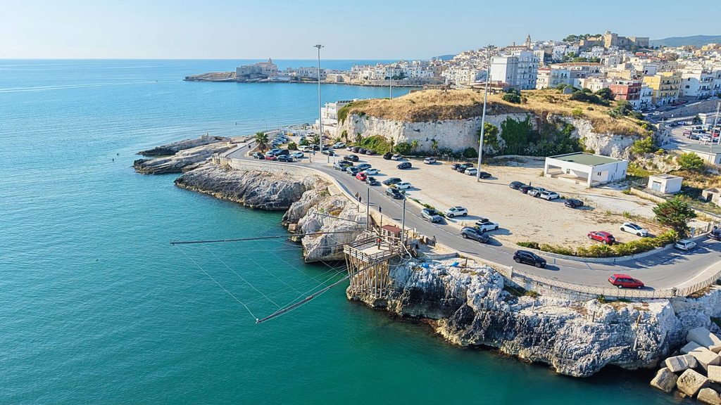 vista dall'alto della zona di Vieste denominata dietro la Banghina, con veduta del trabucco di Punta santa Croce e del centro del paese