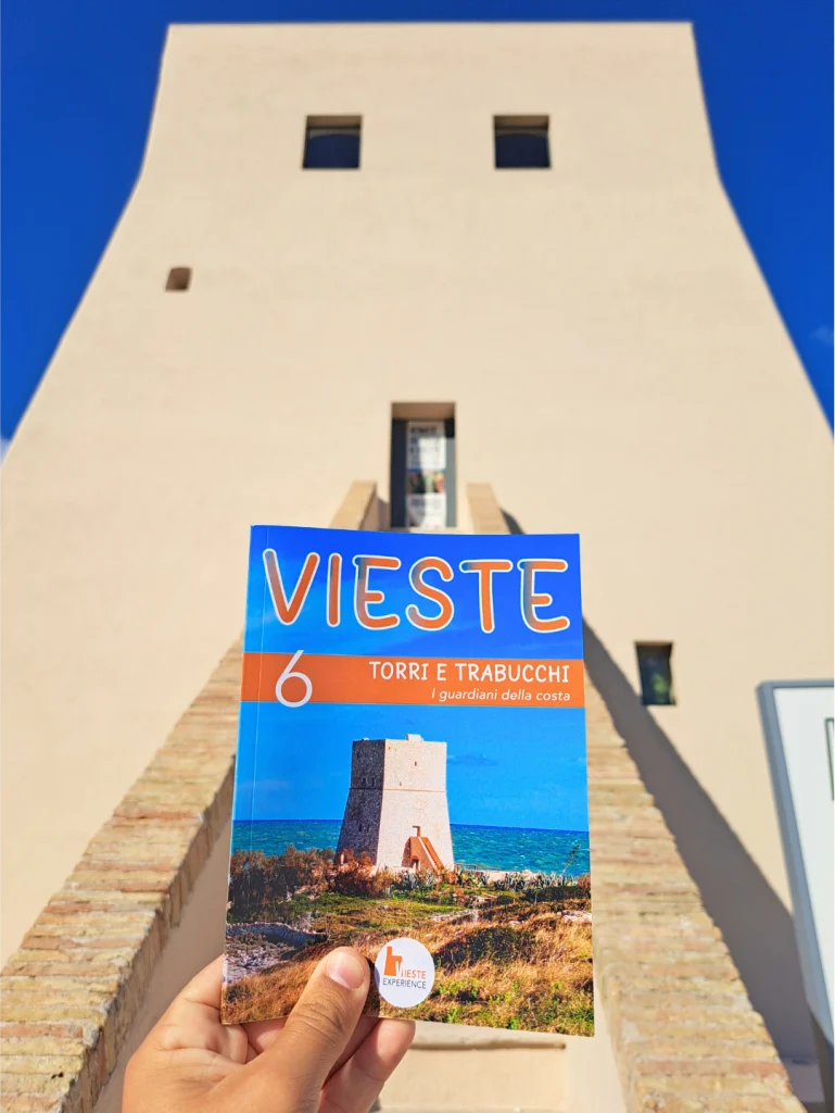 Torri e trabucchi, i guardiani della costa, il titolo della guida in primo piano nell'immagine e alle spalle la Torre di San Felice di Vieste, una delle Torri Saracene.