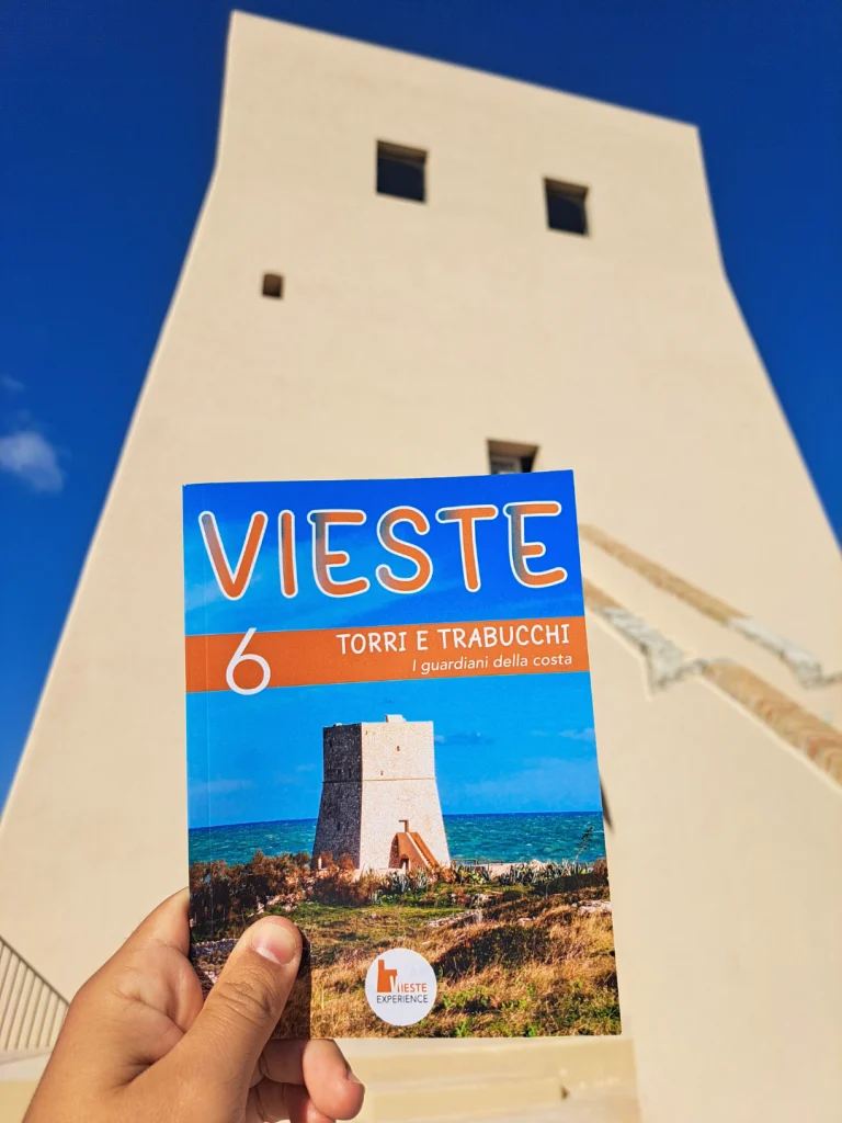 Torri e trabucchi, i guardiani della costa, il titolo della guida in primo piano nell'immagine e alle spalle la Torre di San Felice di Vieste, una delle Torri Saracene.