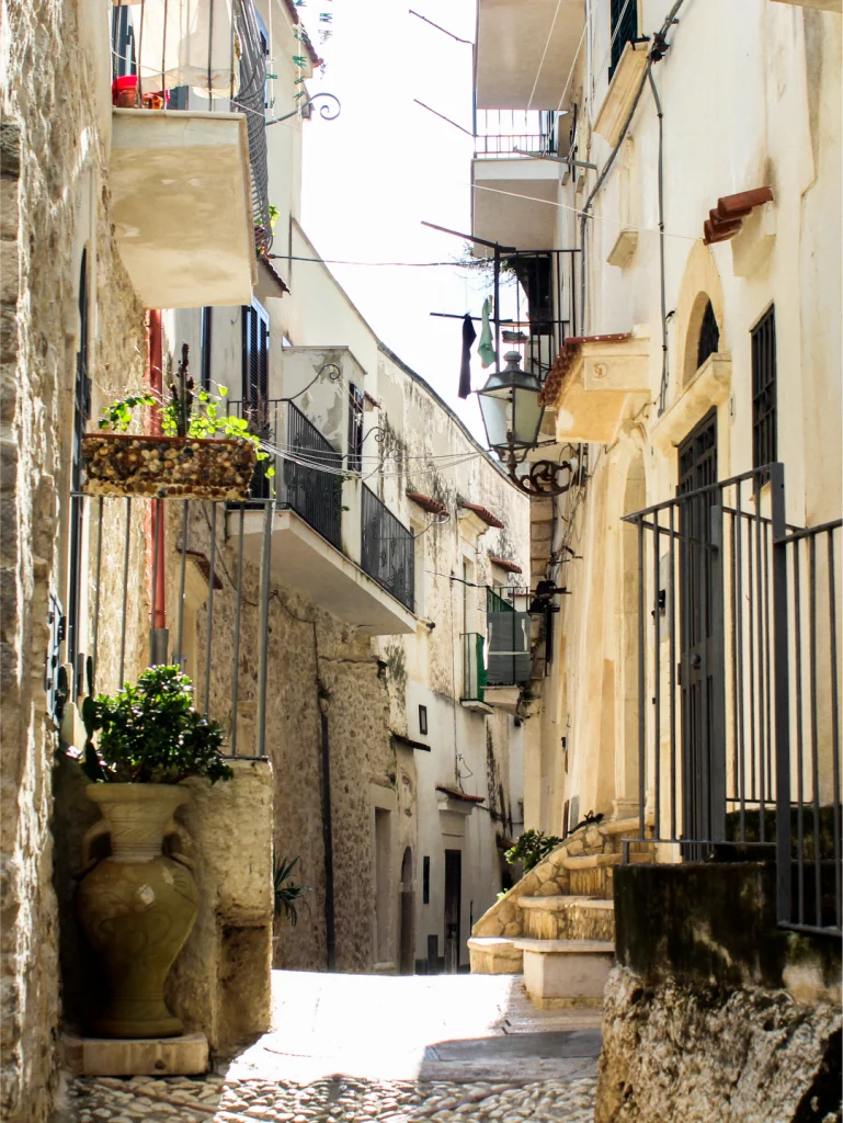 Vieste Vecchia e una stradina con i balconcini, i mignali, in buona vista.