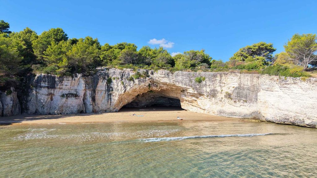 Grotta dei Colombi vista dal mare, vista nel suo complesso con la spiaggia anche.
