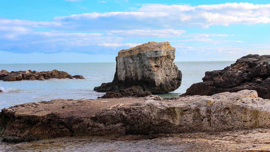 Pietra dell'Innamorata, una delle leggende della guida n.5 Le leggende di Vieste. Uno scoglio con la parte superiore piatta e liscia.