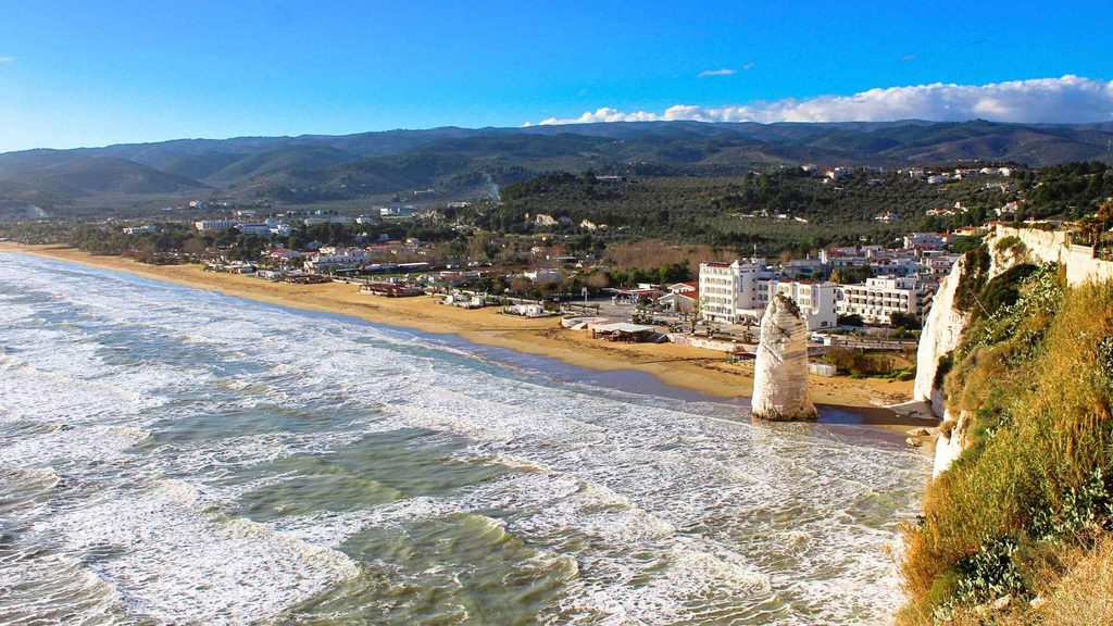 Mare e leggenda della spiaggia del Pizzomunno visto da lontano, dal piazzale del castello, il mare è agitato e la spiaggia è deserta, senza ombrelloni, foto fatta d'inverno.